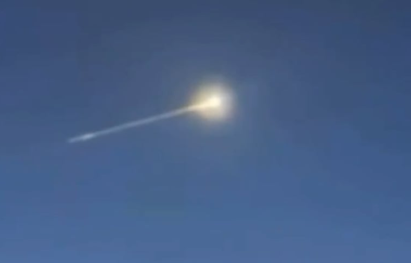 Метеорит над Європою уламки пробили дахи будинків